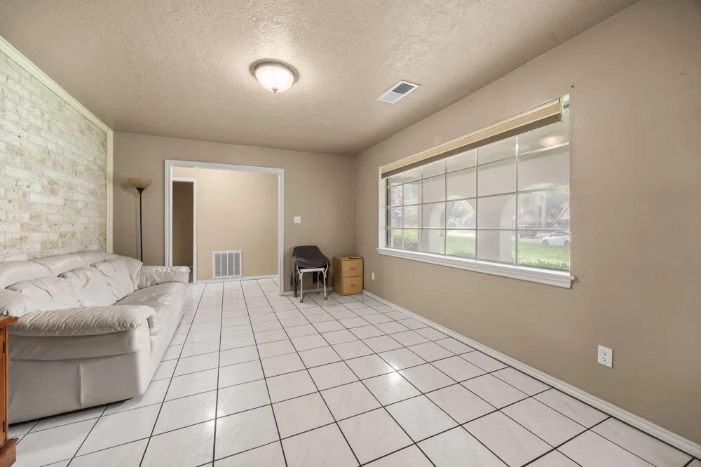 2210 S Memorial Court Pasadena, TX 77502