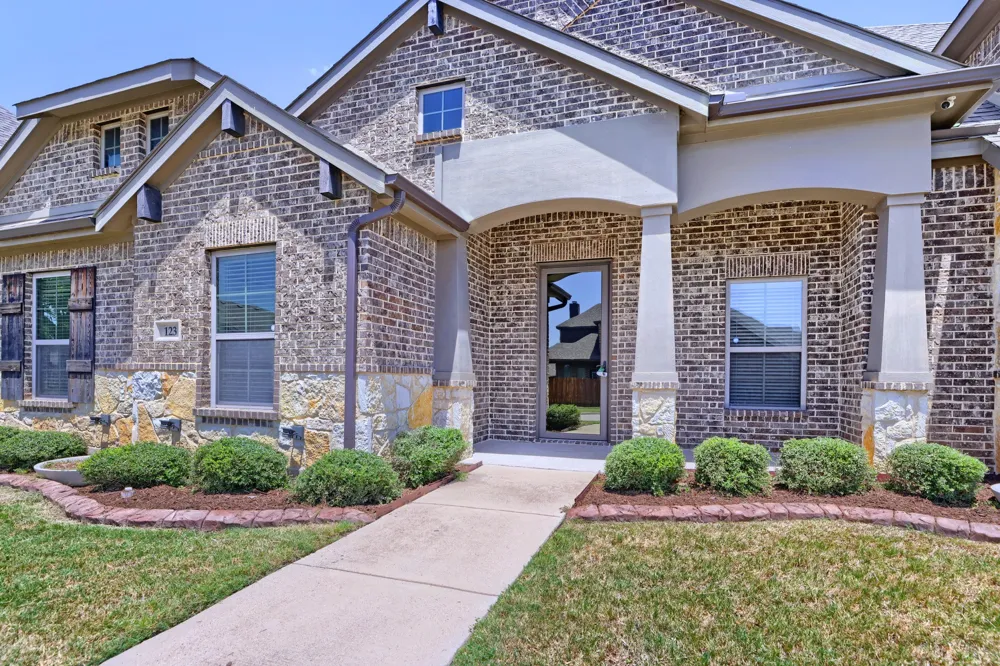 123 White Oak Lane Red Oak, TX 75154