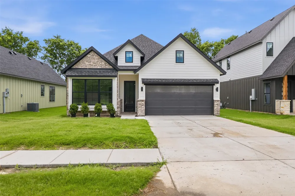 303 E Locust Street Leonard, TX 75452