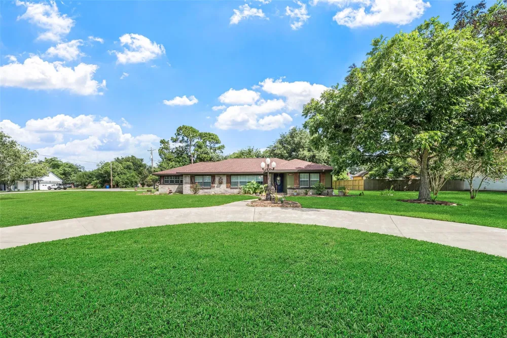 5803 5th Street Danbury, TX 77534