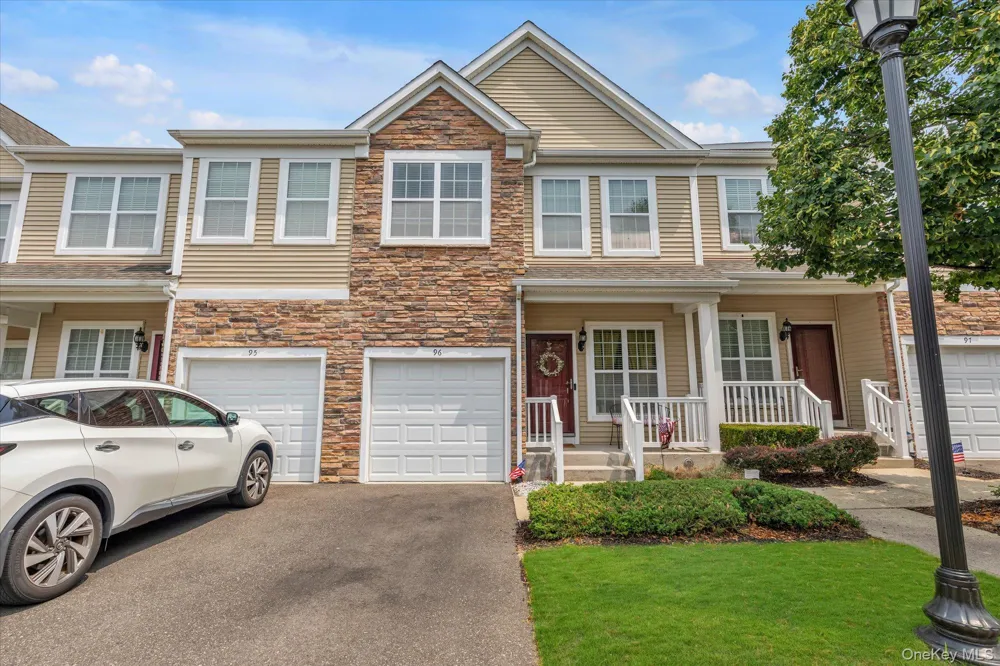 96 Paget Lane Massapequa, NY 11758