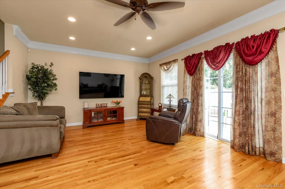 96 Paget Lane Massapequa, NY 11758