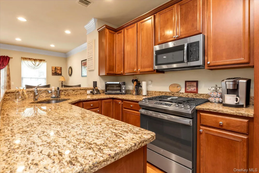 96 Paget Lane Massapequa, NY 11758