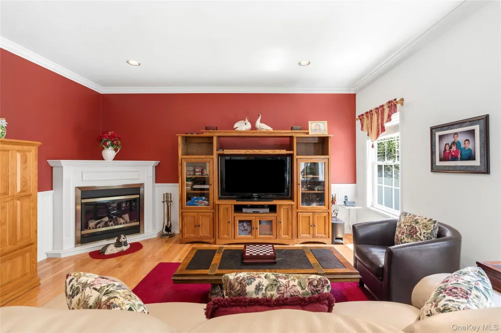 15 Scenicview Crescent Manorville, NY 11949