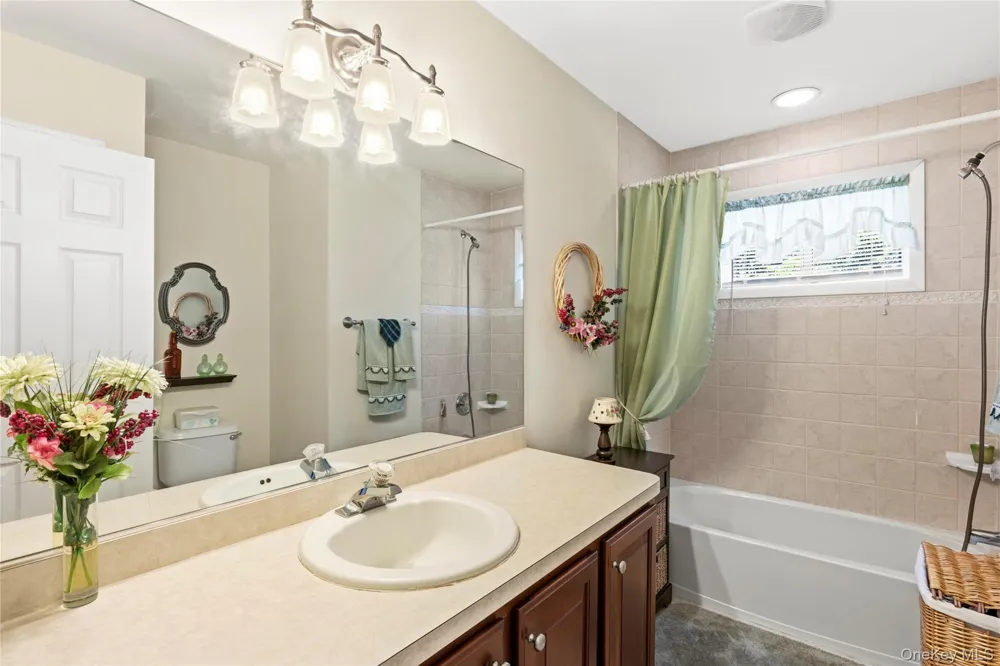 15 Scenicview Crescent Manorville, NY 11949