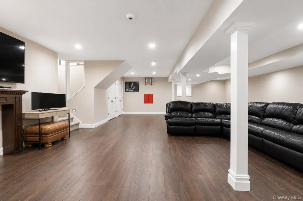 6 Fox Hunt Court Huntington, NY 11743