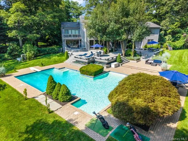 6 Fox Hunt Court Huntington, NY 11743