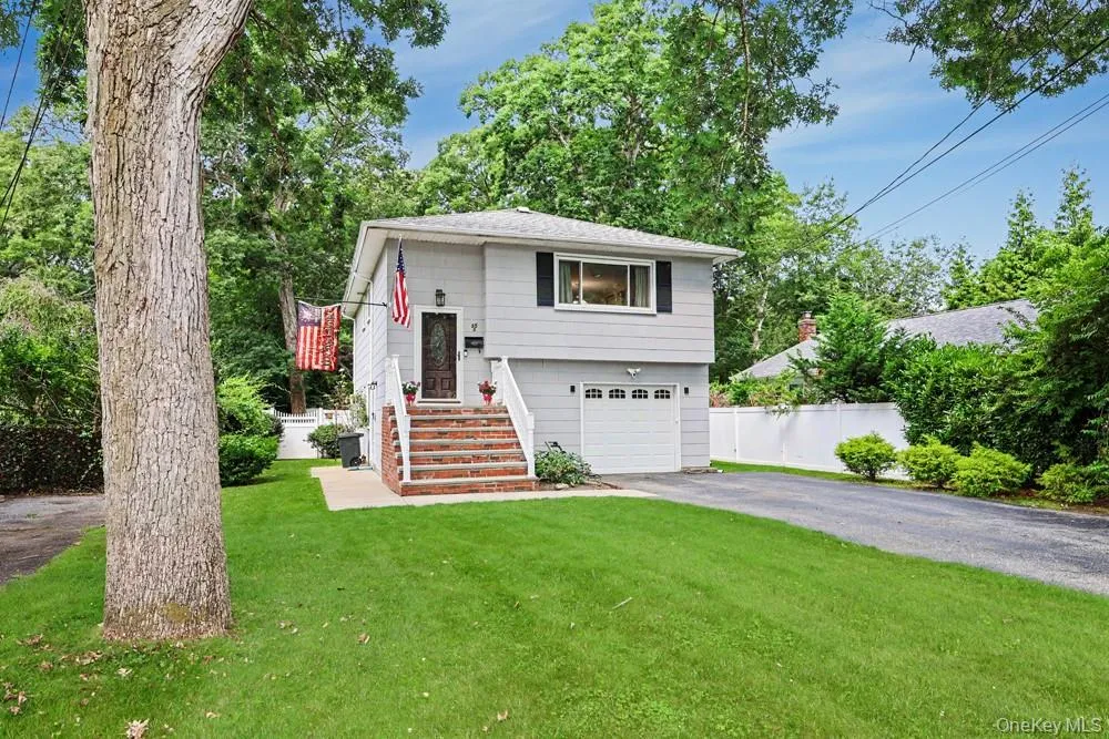 555 Windsor Avenue Brightwaters, NY 11718