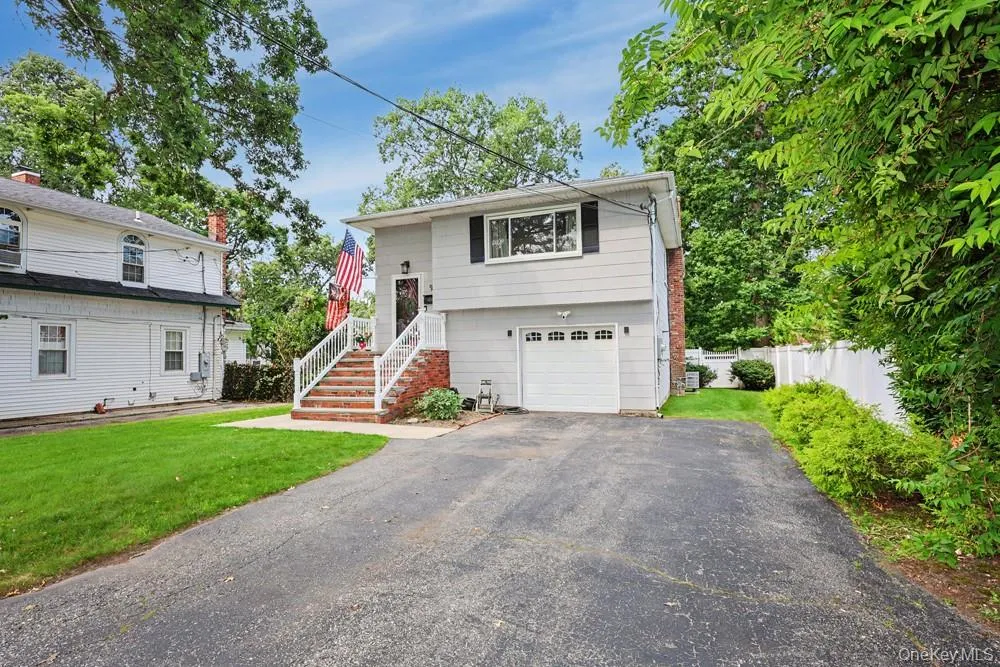 555 Windsor Avenue Brightwaters, NY 11718