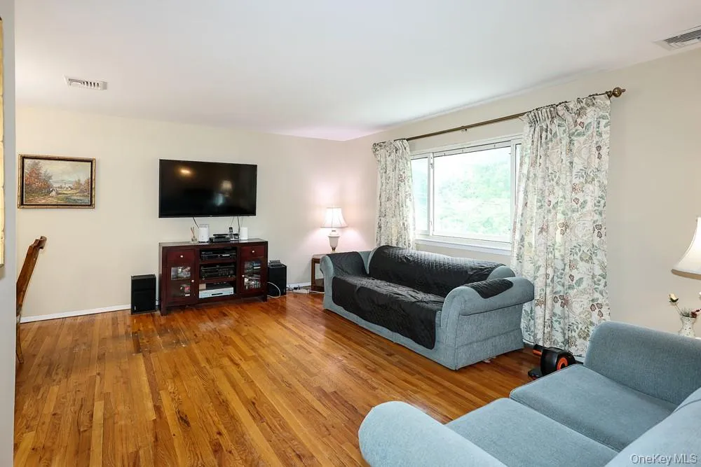 555 Windsor Avenue Brightwaters, NY 11718