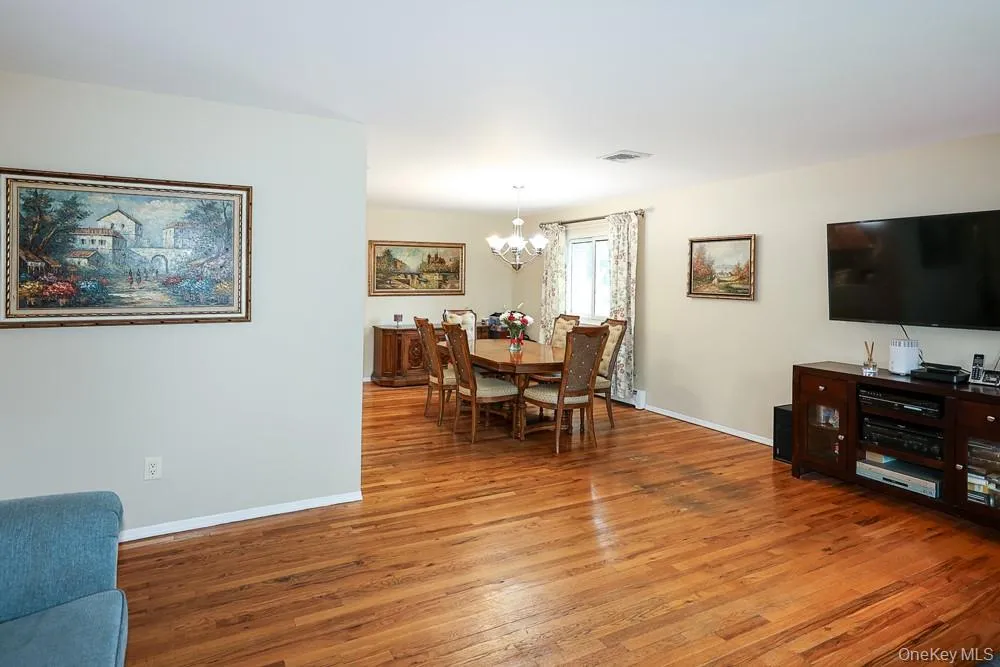 555 Windsor Avenue Brightwaters, NY 11718