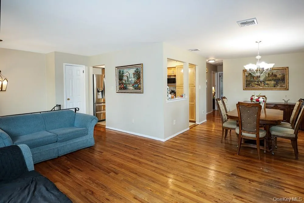 555 Windsor Avenue Brightwaters, NY 11718