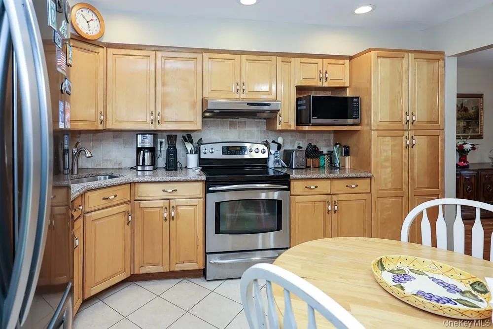 555 Windsor Avenue Brightwaters, NY 11718