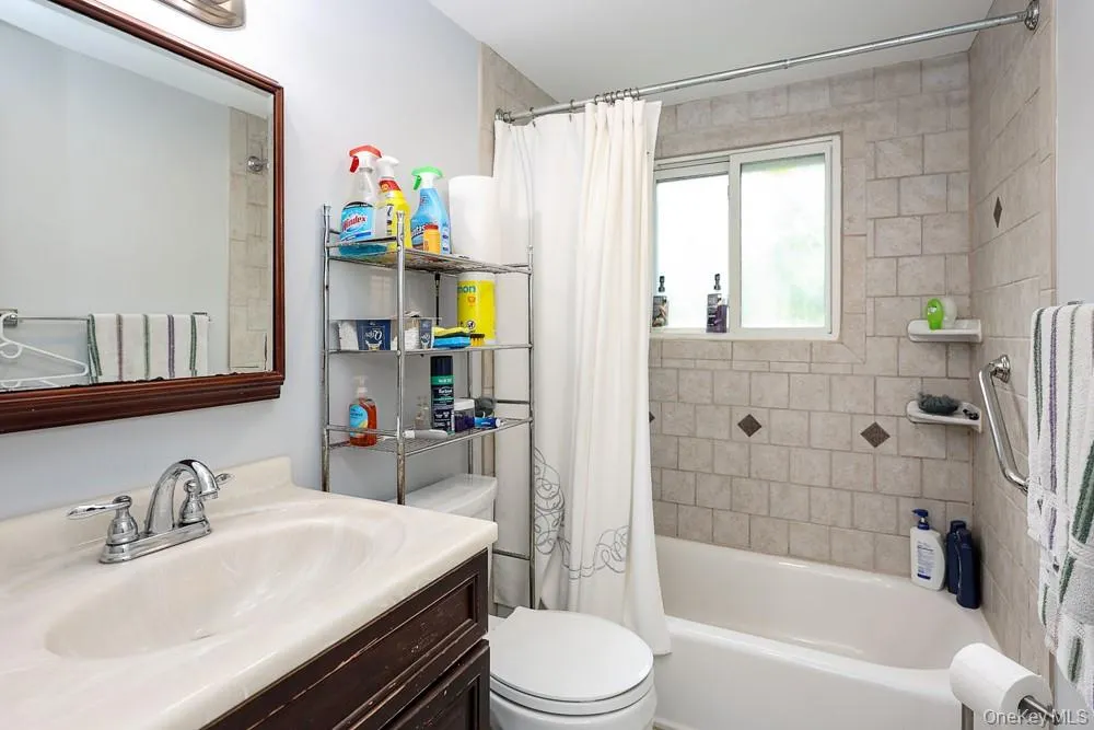 555 Windsor Avenue Brightwaters, NY 11718