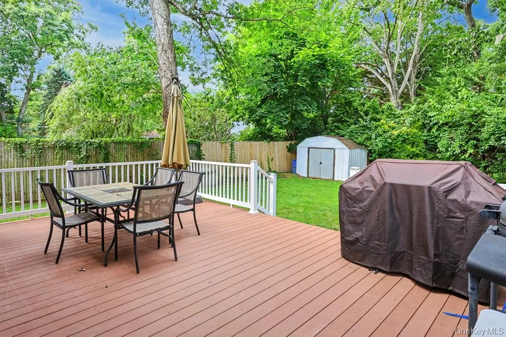 555 Windsor Avenue Brightwaters, NY 11718