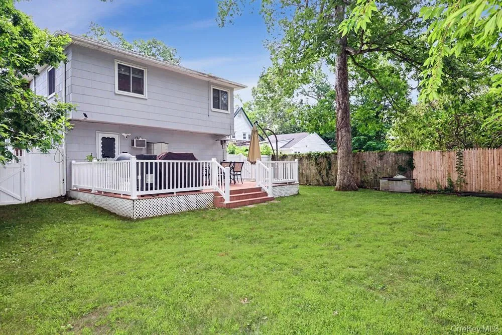 555 Windsor Avenue Brightwaters, NY 11718