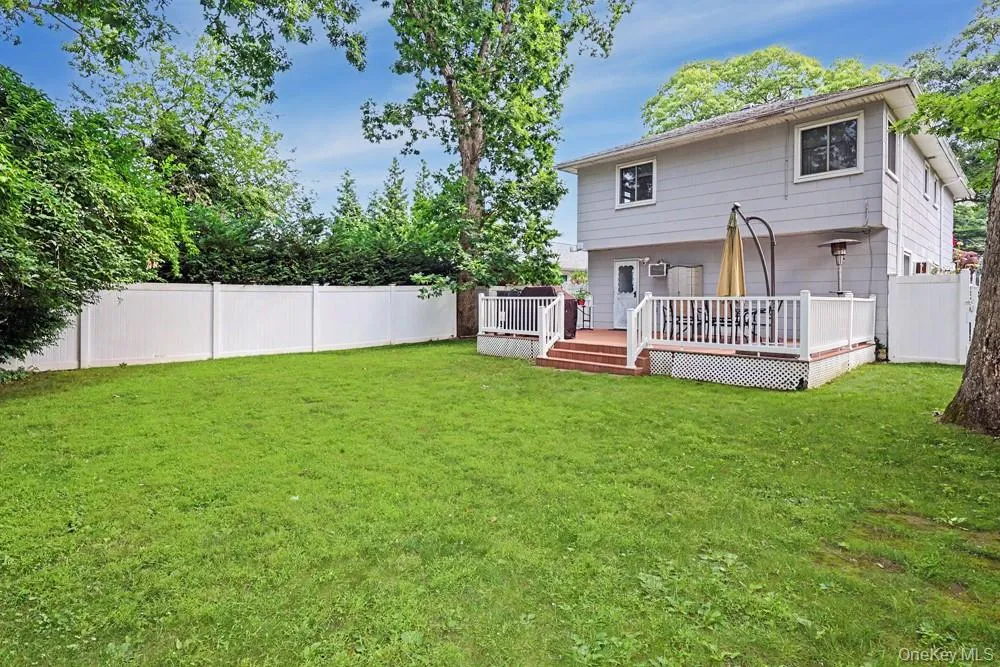 555 Windsor Avenue Brightwaters, NY 11718