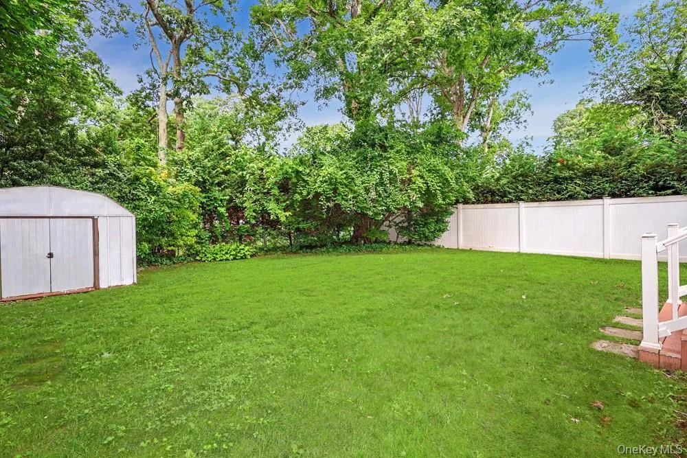 555 Windsor Avenue Brightwaters, NY 11718