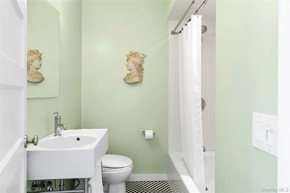 54 Gardiner Drive Amagansett, NY 11930
