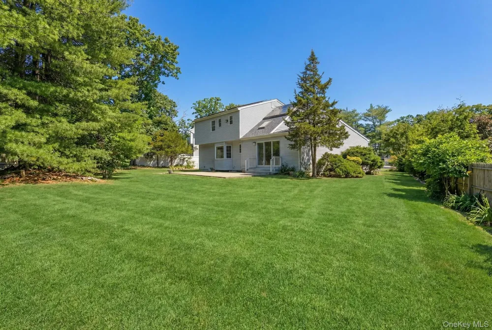 19 Sherwood Court Lake Ronkonkoma, NY 11779