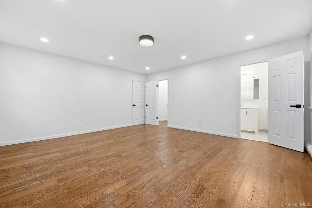 19 Sherwood Court Lake Ronkonkoma, NY 11779