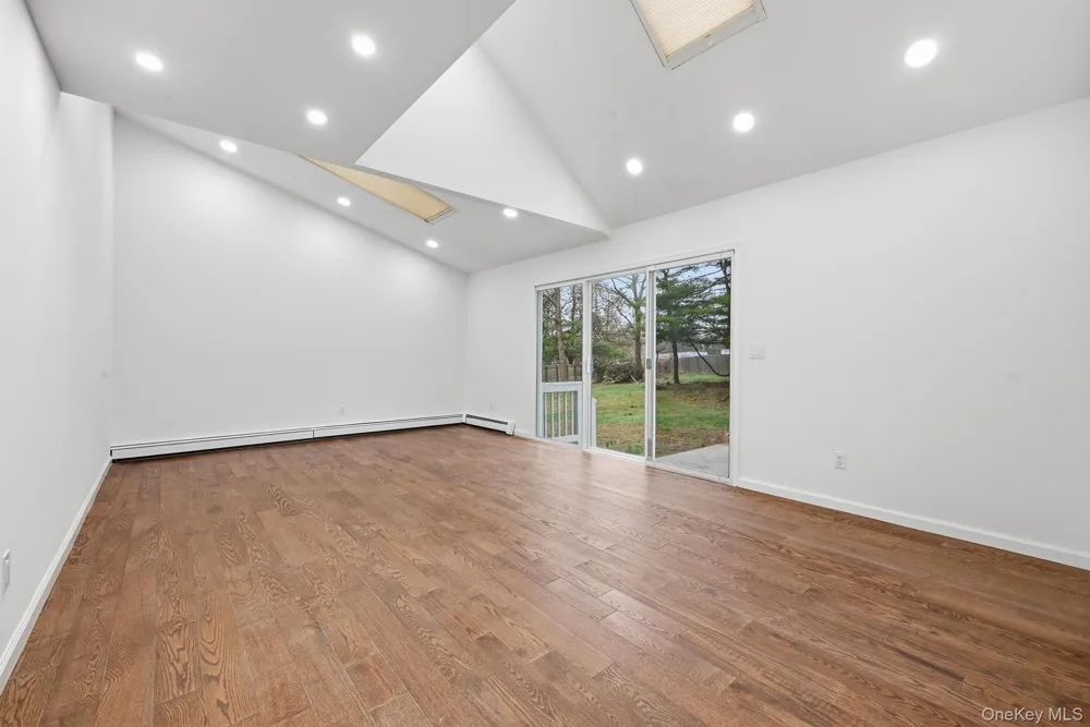 19 Sherwood Court Lake Ronkonkoma, NY 11779