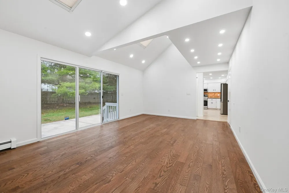19 Sherwood Court Lake Ronkonkoma, NY 11779