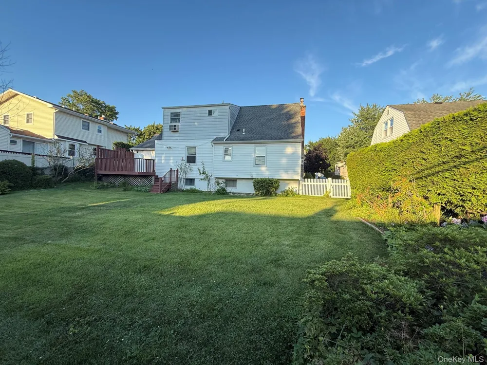 129 Greenway W New Hyde Park, NY 11040