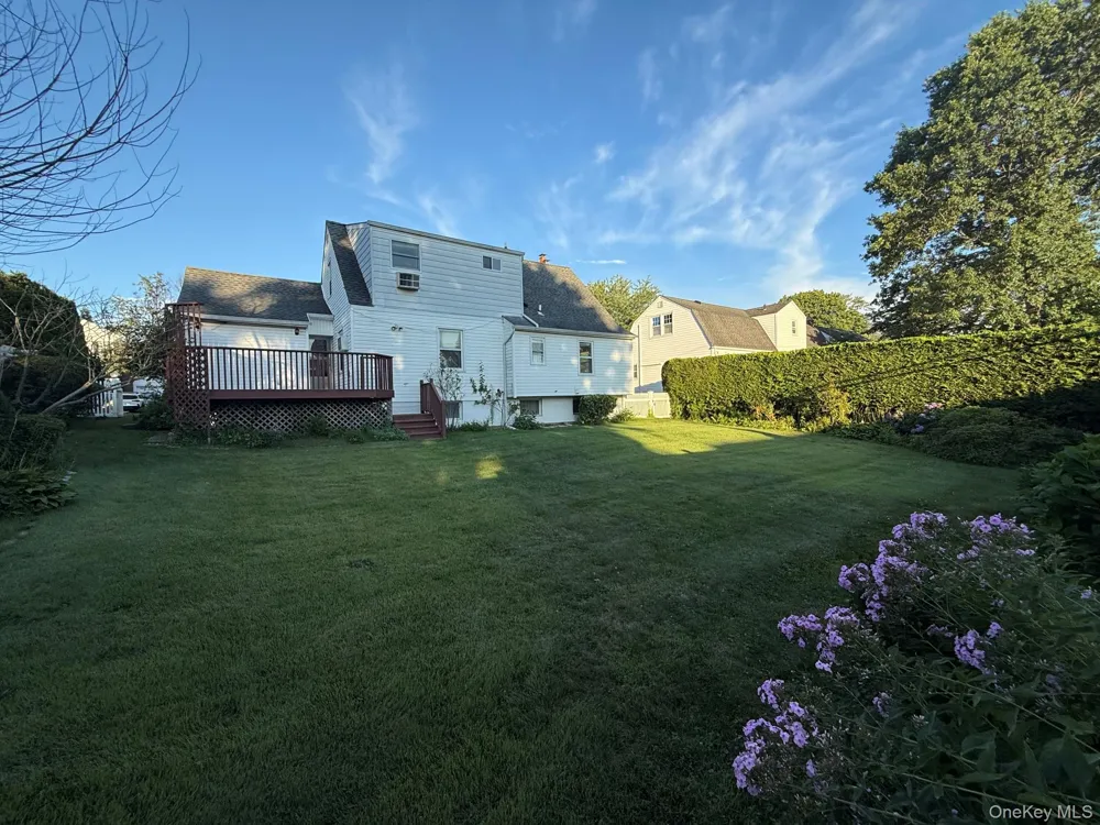 129 Greenway W New Hyde Park, NY 11040