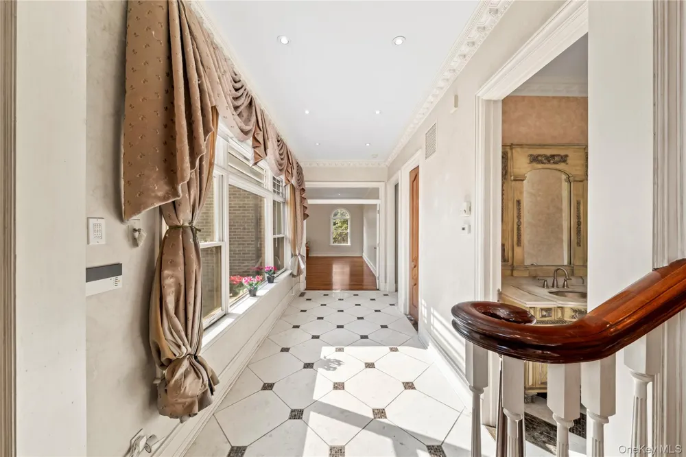 3 Valentine Farm Court Old Brookville, NY 11545