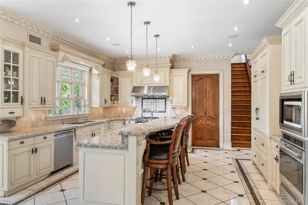 3 Valentine Farm Court Old Brookville, NY 11545