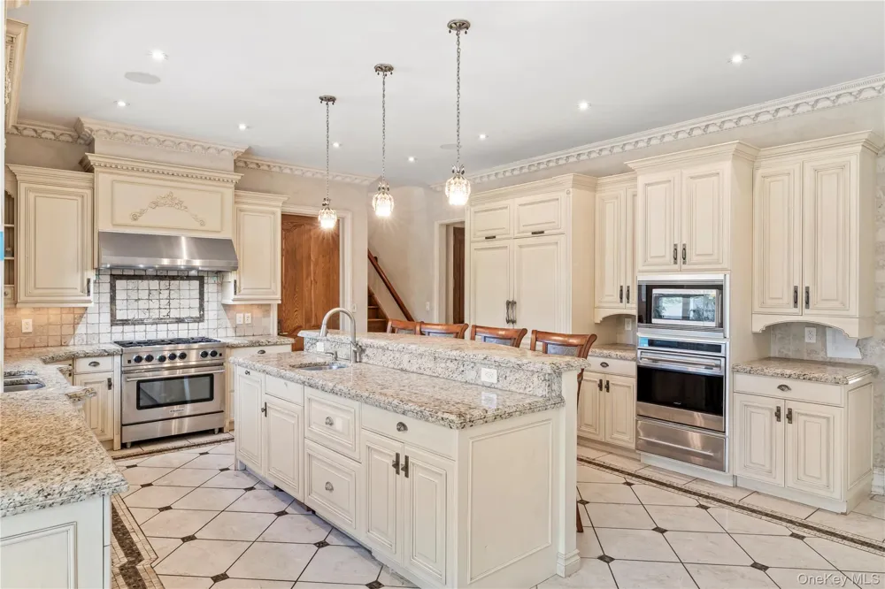 3 Valentine Farm Court Old Brookville, NY 11545
