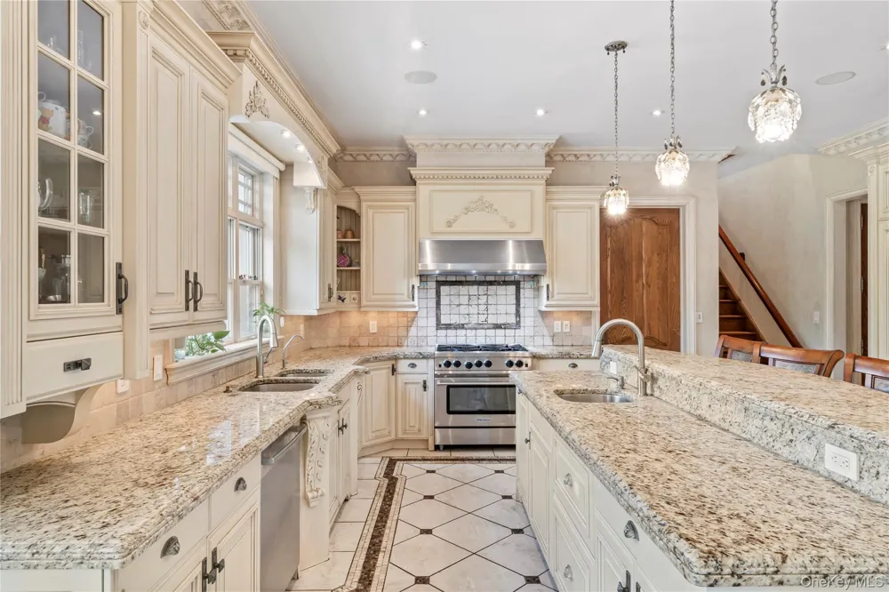 3 Valentine Farm Court Old Brookville, NY 11545