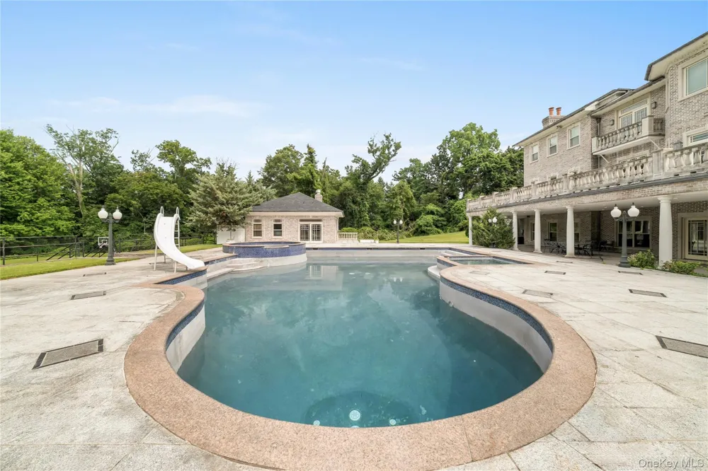3 Valentine Farm Court Old Brookville, NY 11545