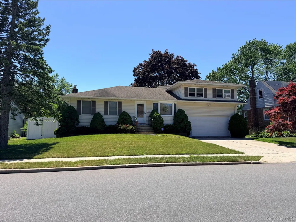 381 Monroe Avenue Lindenhurst, NY 11757