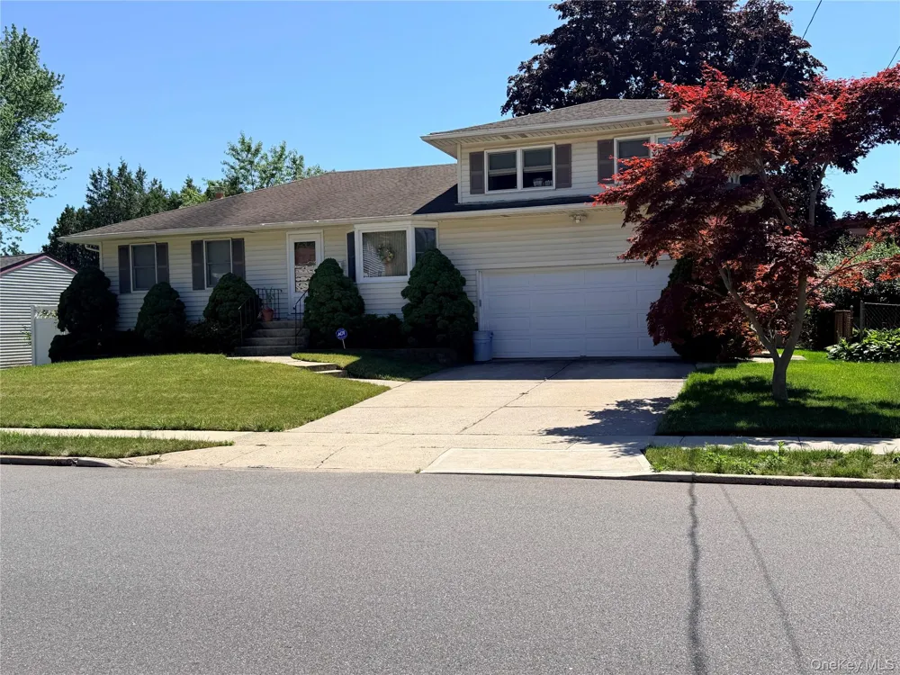381 Monroe Avenue Lindenhurst, NY 11757