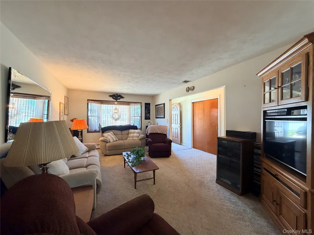 381 Monroe Avenue Lindenhurst, NY 11757