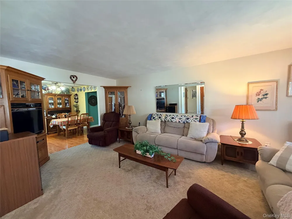 381 Monroe Avenue Lindenhurst, NY 11757