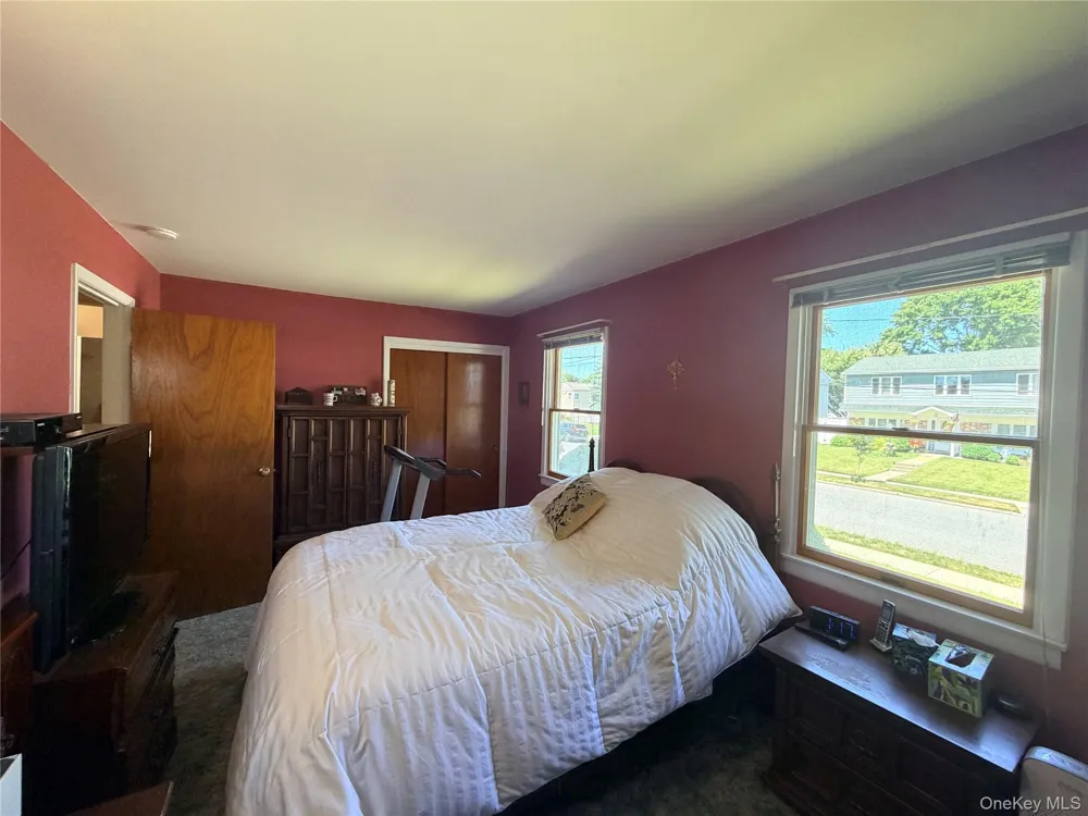 381 Monroe Avenue Lindenhurst, NY 11757