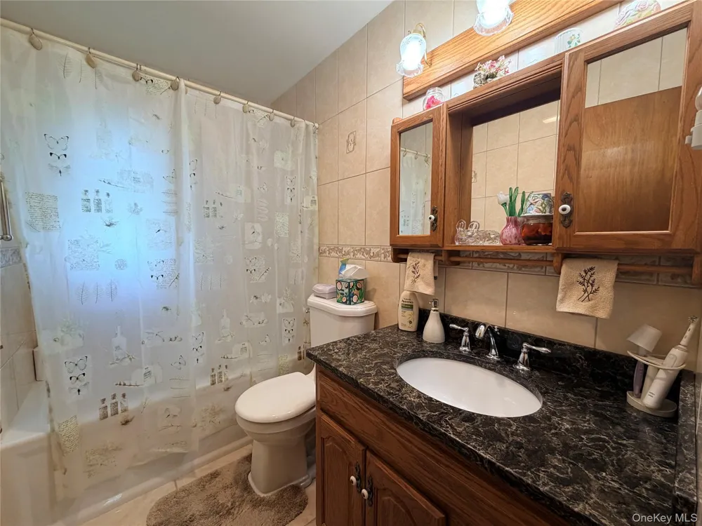 381 Monroe Avenue Lindenhurst, NY 11757