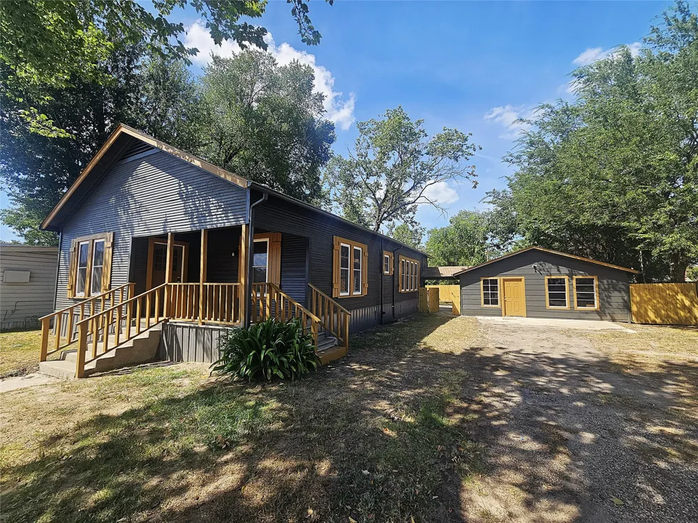 305 W Sabine Street Groesbeck, TX 76642
