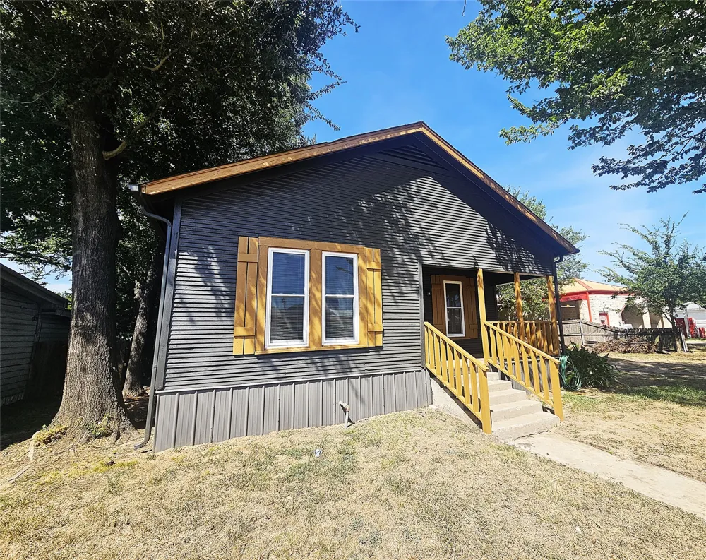 305 W Sabine Street Groesbeck, TX 76642
