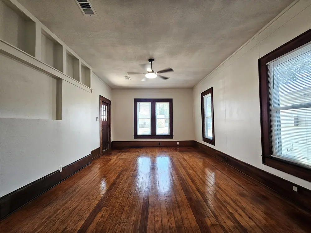 305 W Sabine Street Groesbeck, TX 76642