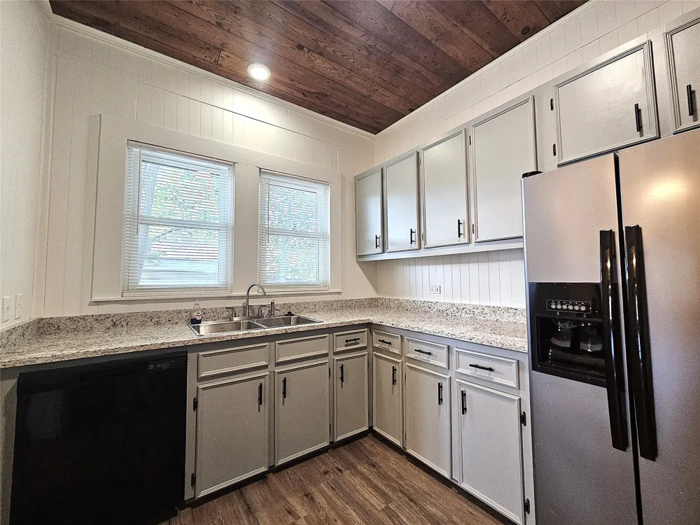 305 W Sabine Street Groesbeck, TX 76642