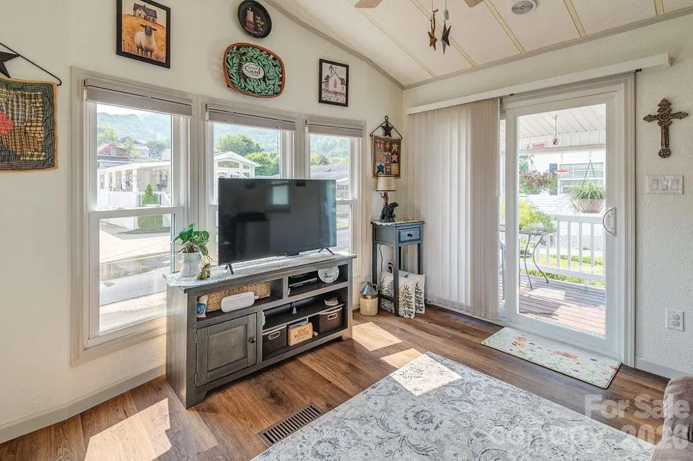 20 Strollers Lane Waynesville, NC 28785