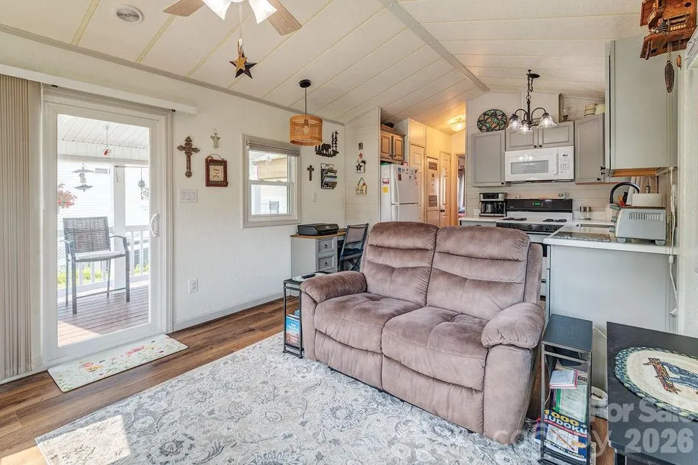 20 Strollers Lane Waynesville, NC 28785