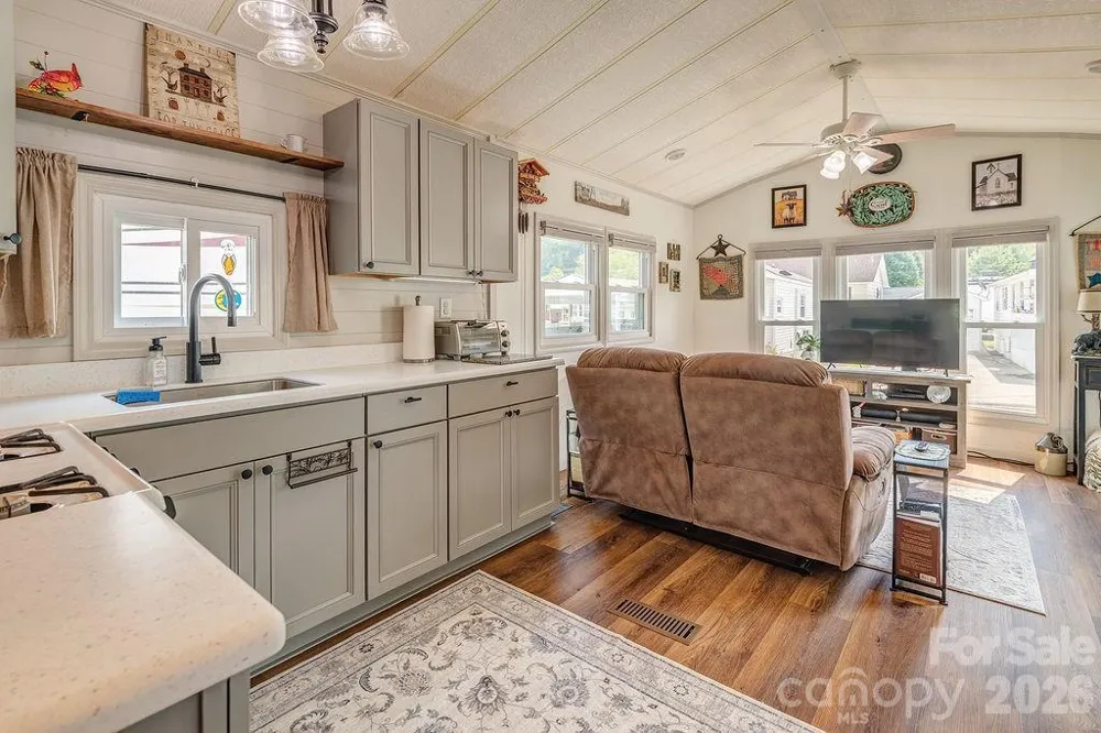 20 Strollers Lane Waynesville, NC 28785