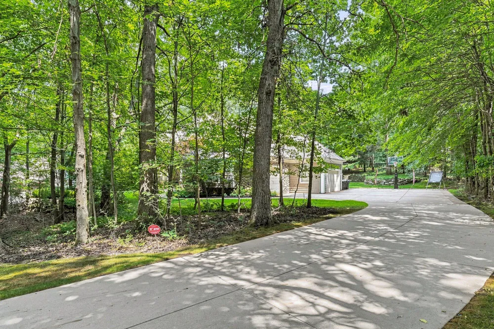 6418 Whitney Woods Richland, MI 49083