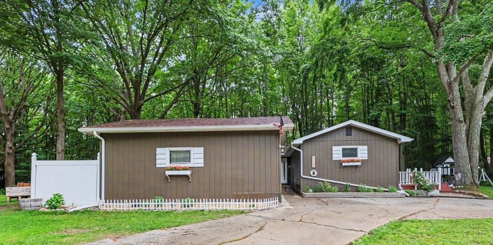 17700 Thornapple Drive Spring Lake, MI 49456