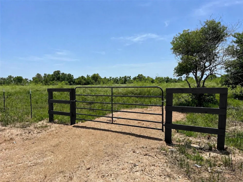 2 Kveton Cat Spring, TX 78933